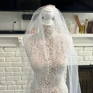 Wedding vail in white with clip and beaded🎂💙